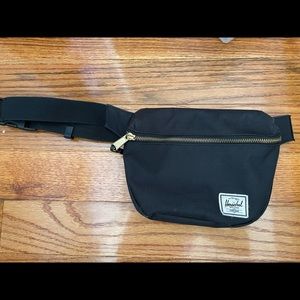 Black Hershel Supply Company Crossbody, barely used and like new